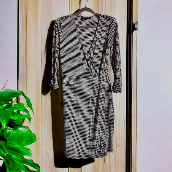 Jones New York - Black & White. Houndstooth Pattern. Jersey Wrap Dress. - Picture 8 of 9